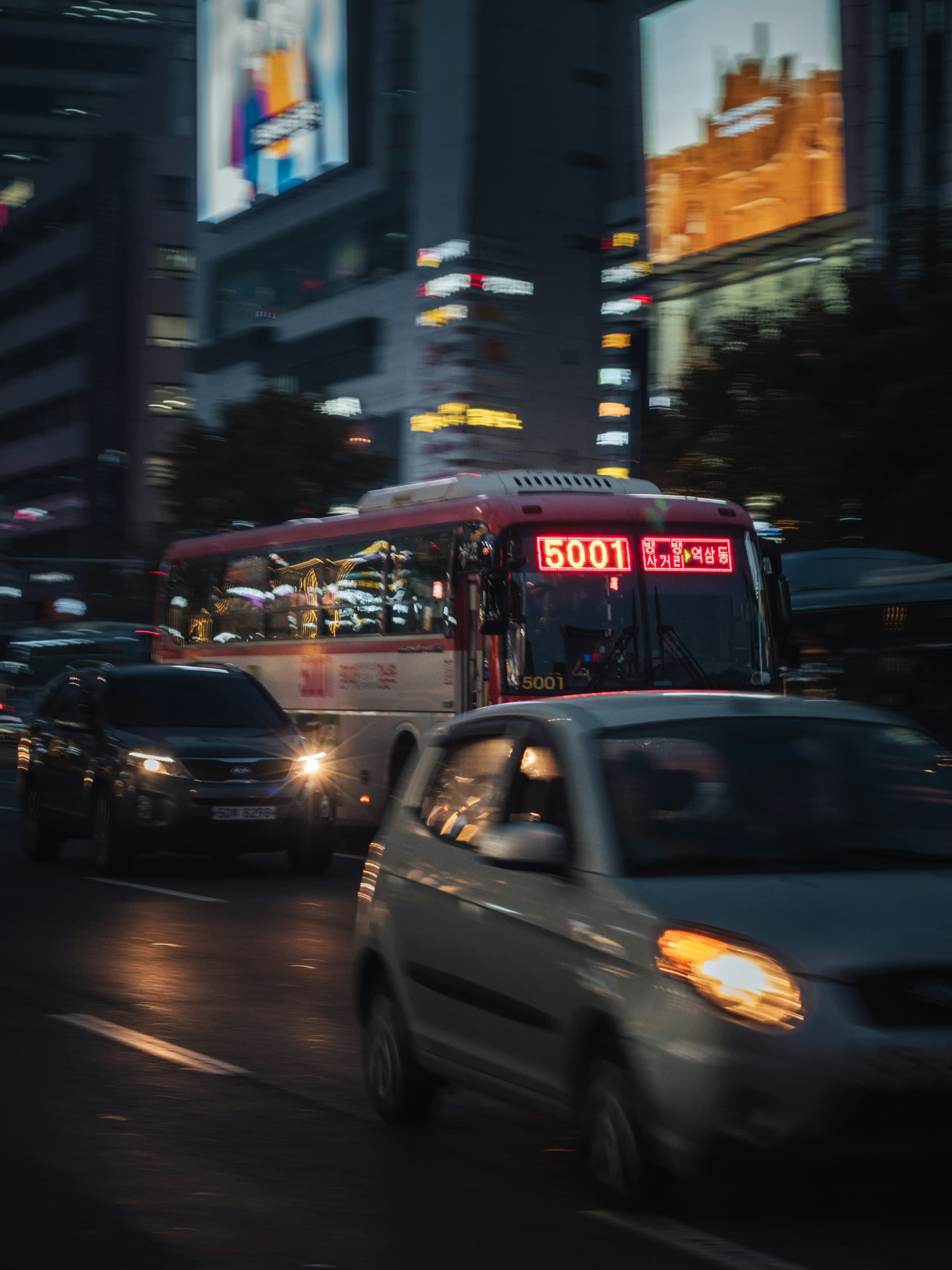 首尔江南夜晚道路与城市灯光
